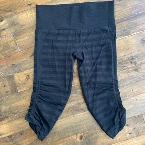 In The Flow Crop charcoal striped lululemon size 4